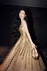 卢昱晓穿金色亮片裙复古美艳 四肢纤细锁骨诱人