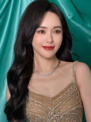 唐嫣穿镶钻吊带闪耀迷人 笑容甜美面若桃花气色好