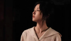 张子枫素色针织衬得眉眼干净 低马尾尽显文艺气质