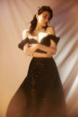 徐璐穿黑色亮片抹胸裙秀好身材！宛若性感油画女郎