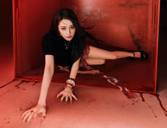 迪丽热巴写真性感又狂野！化身血腥美人秀白皙长腿