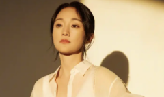 周迅沐浴春日暖阳状态佳！穿白色素衫气质温柔知性