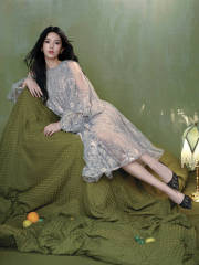 周也穿透视裙秀曼妙身姿 与鲜花绿植合影清新怡人