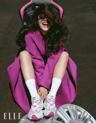 马思纯穿搭松弛神态冷艳 卷发造型演绎酷飒都市风