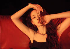 戚薇穿黑吊带勾勒精致肩颈 波浪卷发尽显港风魅惑