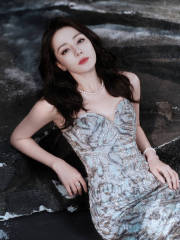 迪丽热巴抹胸裙化身美人鱼 身材凹凸有致性感迷人