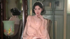 鞠婧祎穿缎面裙配珍珠发冠 温柔贵气化身民国美人
