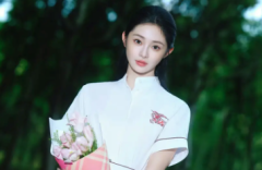 周洁琼穿白连衣裙置身林间 清新灵动充满少女气息
