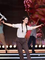 金晨双麻花辫造型眼神灵动 神采飞扬真挚动人