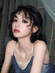 田曦薇穿蕾丝吊带裙 半湿卷发配烟熏妆冷飒又慵懒