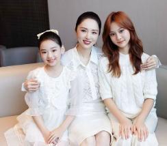 甜馨小酒窝走秀 养成系女儿同台闪耀