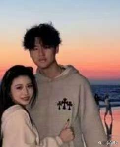 汪峰大女兒小蘋果疑似戀愛 海邊甜蜜擁抱照曝光