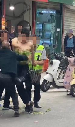 男子脱下制服踹倒老人