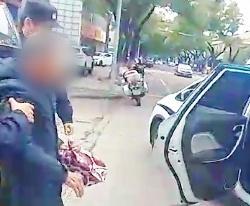 “小孩哥”路遇老人倒地忙救助 善良不分年龄