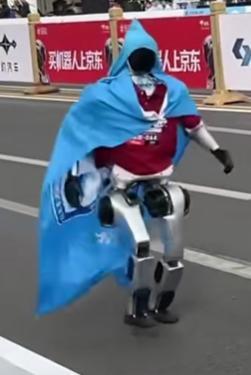 跑者第一视角狂追机器人直呼太快了 人机共跑趣事多