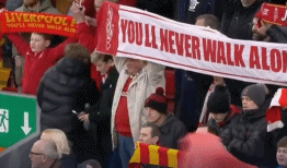 太感人！利物浦球迷举起围巾墙，克洛普泪目，全场高歌你永不独行