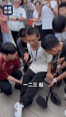 当五星红旗升起，一群“余华”举起了“铁生”！