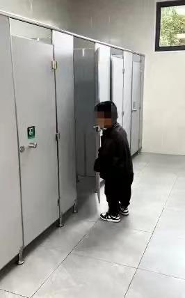 网红男进女厕拍视频4人被行拘