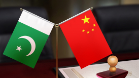 El canciller pakistaní visita China en su primer viaje oficial por el extranjero