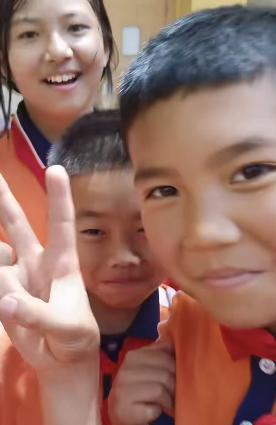 女生支教结束遭学生追车送别 真情流露感动众人