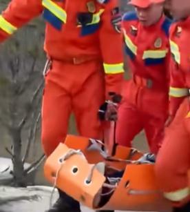 女子扭脚拒男消防员搀扶被5人抬下山 思想保守引发热议