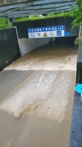 海南琼海嘉积大坝被淹 有商铺进水 持续强降雨影响严重