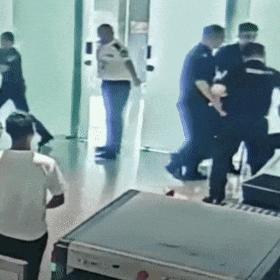 男子过安检被拦怒砸充电宝 情绪失控引火灾