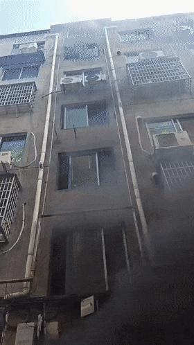 一对老夫妇3年里烧掉2套房 杂物堆积惹祸