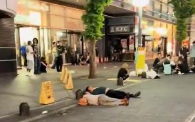 日本女子把寄存柜当胶囊舱钻进去睡 街头奇景引发关注