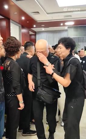 杨少华儿子杨议悲伤过度 被人抬出灵堂 告别仪式现场悲痛万分