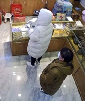 两位游客进店购买虫草/监控视频截图