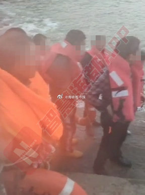 福建一渔船深夜触礁8人遇险