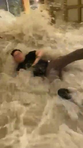 香港一货仓遭海水冲入 巨浪涌入大堂激发重大