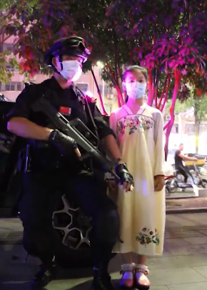 暖心！特警捂枪口下蹲与小女孩合影