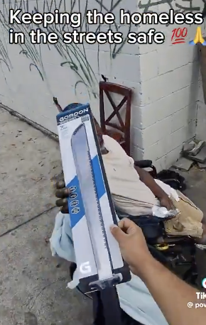 美国博主街头给流浪汉发砍刀 荒唐背后的无奈
