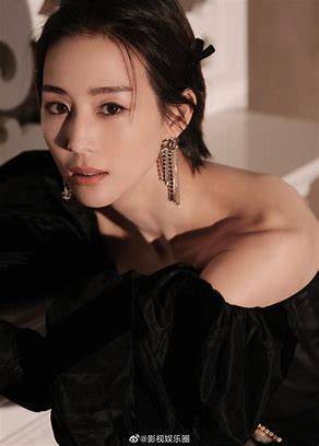 刘涛佘诗曼张钧甯北京春晚同台，穿羽毛元素衣服美得让人移不开眼