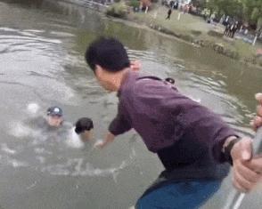 男子独自往河中走 警方下水救援 摩托艇首次出任务