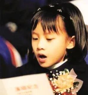 8岁献唱《七子之歌》小女孩容韵琳，近照曝光，已经是2个孩子的妈