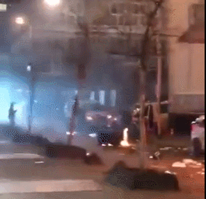 欧洲爆发反防疫游行 街头如战场 示威者焚烧警车