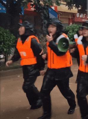 湖北老兵冲锋在前守护群众 抗洪一线显本色
