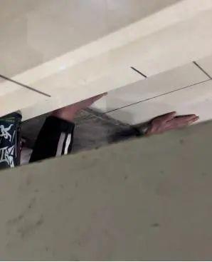 女子同一公厕两次遭趴地偷窥