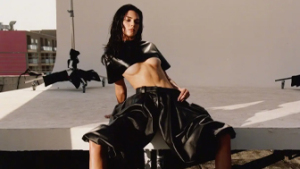 肯豆穿丝袜透视装秀火辣身材 造型冷艳性感