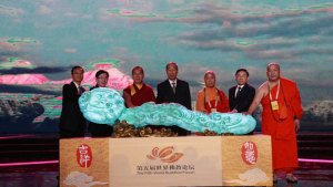 十一世班禅出席第五届世界佛教论坛开幕式并发表演讲