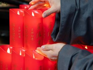 家里佛堂点灯，是二十四小时把它点着，这样如法吗?