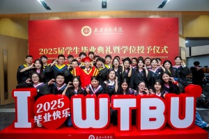 给学生回复3万多条短信的校长  毕业典礼上动情讲述原由几度哽咽