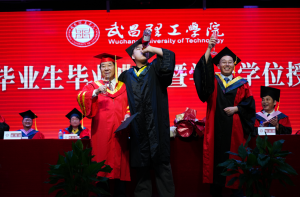 武昌理工学院毕业典礼变“显眼包”大舞台 校长“有求必应”成团宠