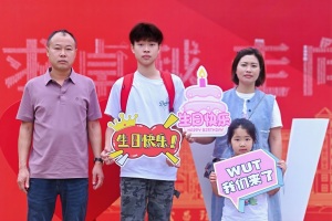 “迎新彩蛋”温暖学子心  武汉高校为“生日新生”拍摄专属写真
