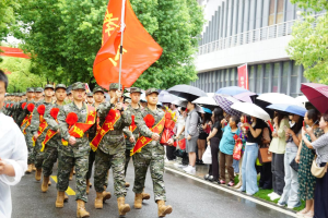 热血践初心 戎门启新程——湖北工程学院见证孝感2025年下半年新兵奔赴军营