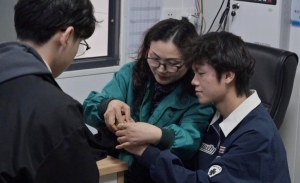 这所高校有个“宝藏阿姨”,她的“百宝箱”暖了1230名学生的心