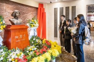 松柏之下赓续红色血脉：一堂在烈士陵园中展开的“行走思政课”